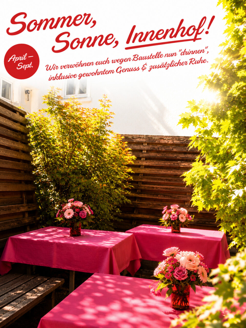 Sonniger Bereich im begrünten Innenhof des Naschmarkt in Wels mit liebevoll gedeckten Tischen und Blumenarrangements – ruhiger Rückzugsort für Gäste in Oberösterreich